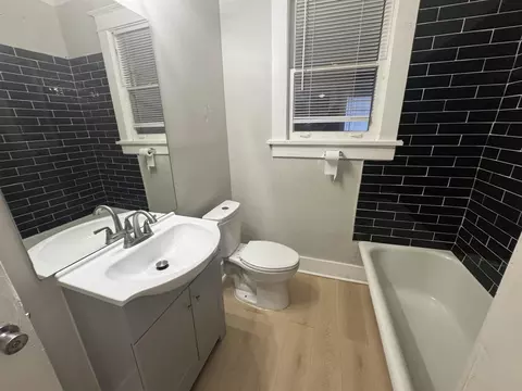 Bath - 2012 Carnes Ave, Memphis, TN 38114 photo 2 of 4