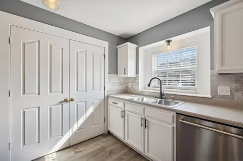 Kitchen - 306 Arapaho Dr, Murfreesboro, TN 37128 photo 3 of 3