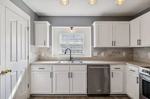 Kitchen - 306 Arapaho Dr, Murfreesboro, TN 37128 photo 2 of 3