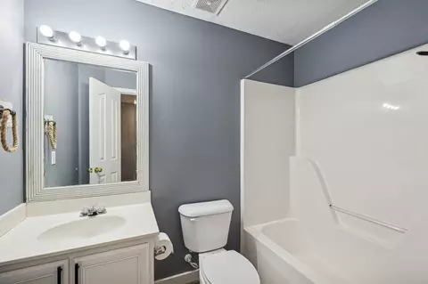 Bath - 306 Arapaho Dr, Murfreesboro, TN 37128 photo 2 of 3