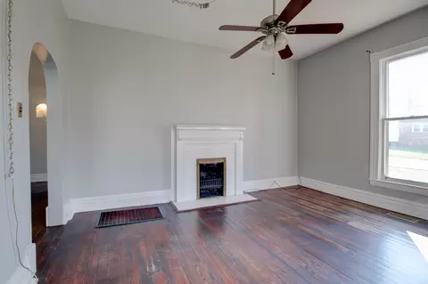 Living - 389 Third St, Guthrie, KY 42234 photo 2 of 12