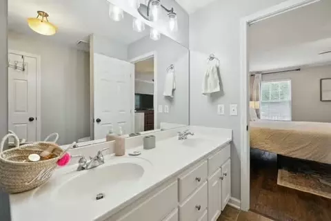 Bath - 1403 Cree Ct, Murfreesboro, TN 37129 photo 3 of 5