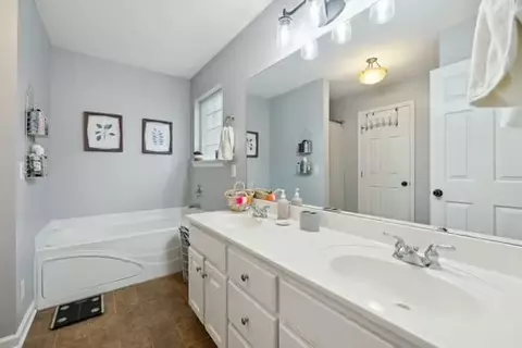 Bath - 1403 Cree Ct, Murfreesboro, TN 37129 photo 2 of 5