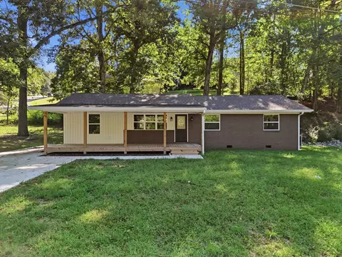 2204 Glengerrie Dr, Soddy Daisy, TN 37379