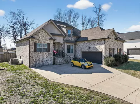 723 Russell St N # B, Portland, TN 37148