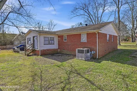 Exterior - 415 N 1st Ave, Baxter, TN 38544 photo 2 of 3
