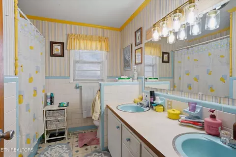 Bath - 415 N 1st Ave, Baxter, TN 38544 photo 1 of 1