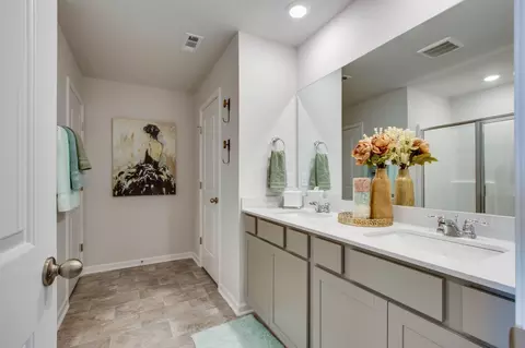 Bath - 4145 Oswin Dr, Murfreesboro, TN 37129 photo 3 of 4