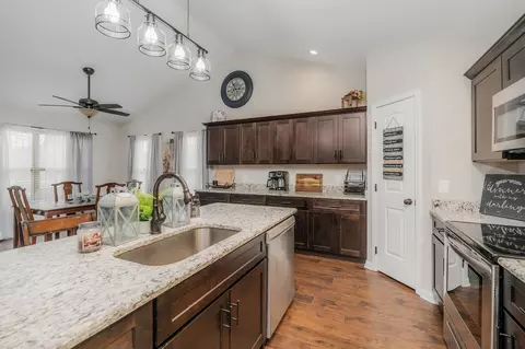 Kitchen - 260 Celeste Dr, Baxter, TN 38544 photo 4 of 4