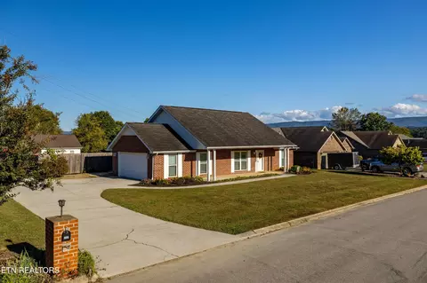 1232 Edinburgh Dr, Maryville, TN 37803