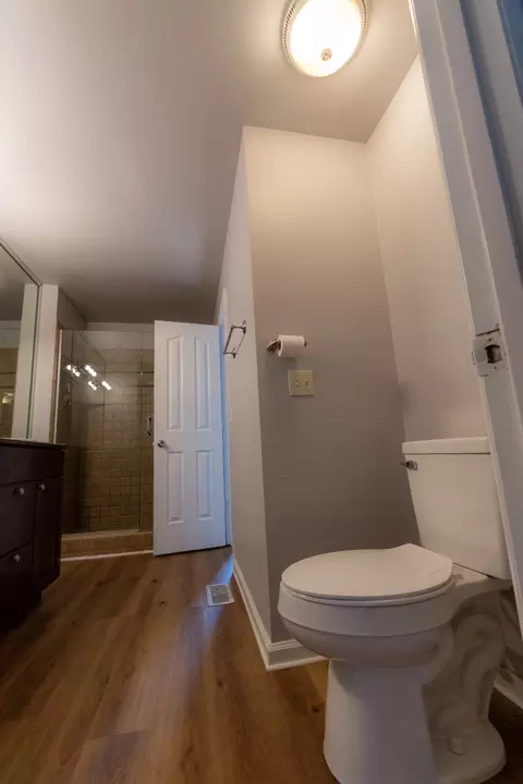 Bath - 1102 Falling Tree Ct, Murfreesboro, TN 37130 photo 2 of 6
