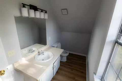 Bath - 1102 Falling Tree Ct, Murfreesboro, TN 37130 photo 5 of 6