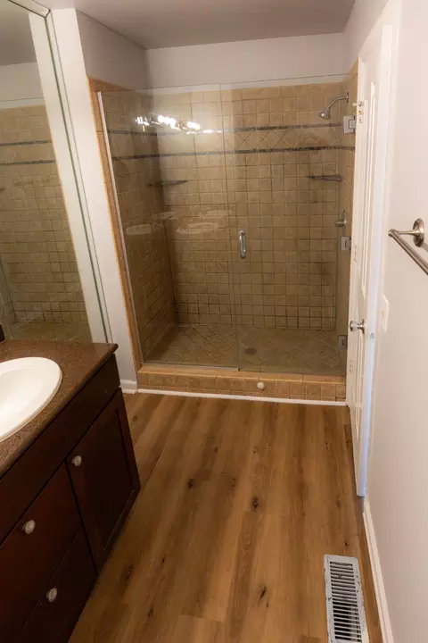 Bath - 1102 Falling Tree Ct, Murfreesboro, TN 37130 photo 4 of 6