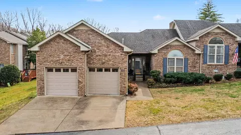 416 Country Club Ct, Clarksville, TN 37043