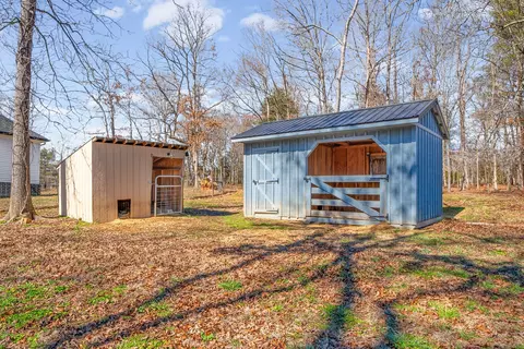 Exterior - 1663 Southside Rd, Southside, TN 37171 photo 4 of 15