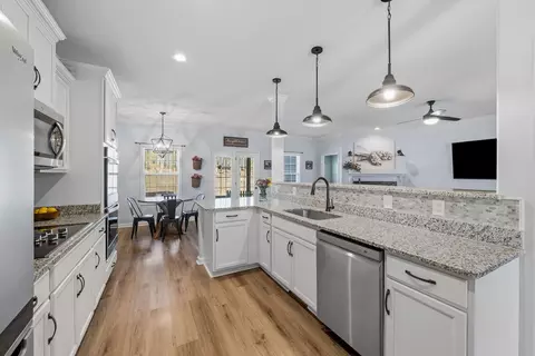 Kitchen - 1663 Southside Rd, Southside, TN 37171 photo 2 of 4