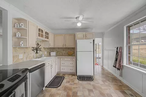 Kitchen - 111 Rouse Rd, Dickson, TN 37055 photo 2 of 4