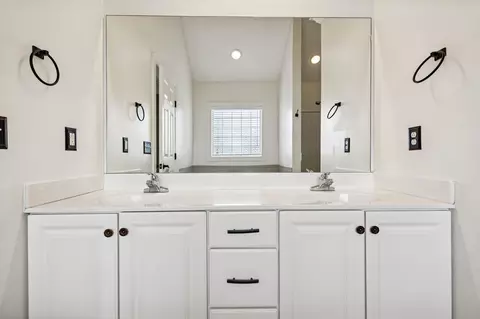 Bath - 2820 Maylon Dr, Murfreesboro, TN 37128 photo 2 of 6