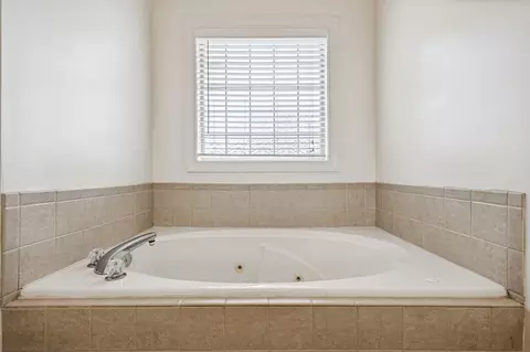 Bath - 2820 Maylon Dr, Murfreesboro, TN 37128 photo 3 of 6