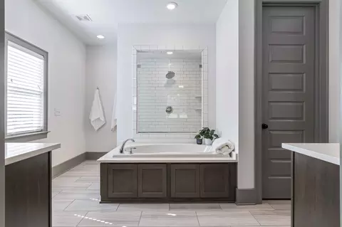 Bath - 1080 Memorial Dr, Franklin, TN 37064 photo 3 of 7