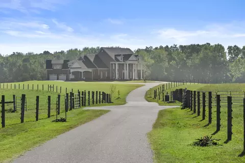 555 Williams Rd, Clarksville, TN 37043