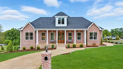 500 Country Club Dr, Dickson, TN 37055