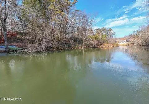 72 Holiday Dr, Crossville, TN 38555