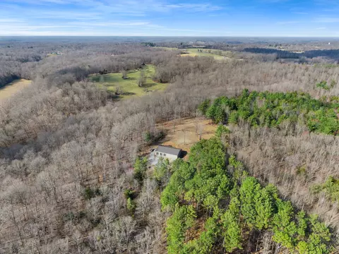 1425 Old Stage Rd, Charlotte, TN 37036