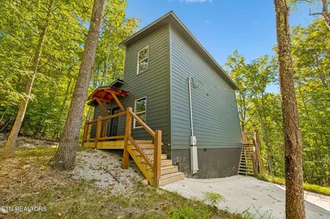 689 Country Oaks Ln, La Follette, TN 37766