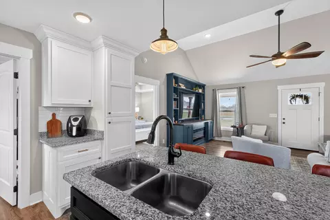 Kitchen - 62 Carson Ln, Ethridge, TN 38456 photo 3 of 4