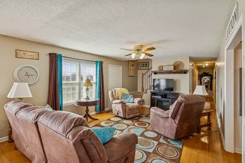 Living - 1480 Cutoff Rd, Murfreesboro, TN 37129 photo 1 of 2