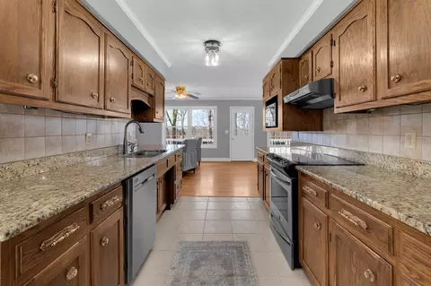 Kitchen - 182 Loop Dr, Winchester, TN 37398 photo 3 of 4