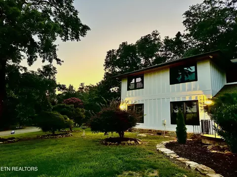 12000 S Fox Den Dr, Knoxville, TN 37934