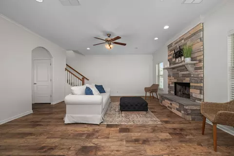 Living - 1113 Dunkirk Ln, Murfreesboro, TN 37129 photo 2 of 3