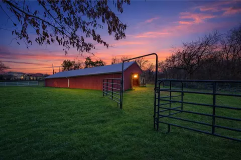 3212 Marthas Chapel Rd, Cunningham, TN 37052