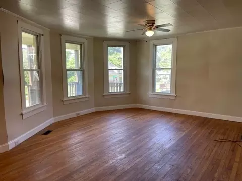 Living - 301 Bennett St, Decherd, TN 37324 photo 2 of 10