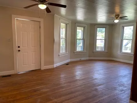 Living - 301 Bennett St, Decherd, TN 37324 photo 1 of 10