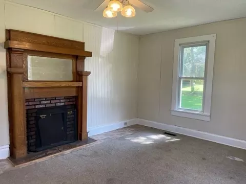 Living - 301 Bennett St, Decherd, TN 37324 photo 6 of 10