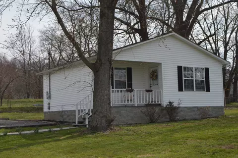 302 Bridge St E, Wartrace, TN 37183