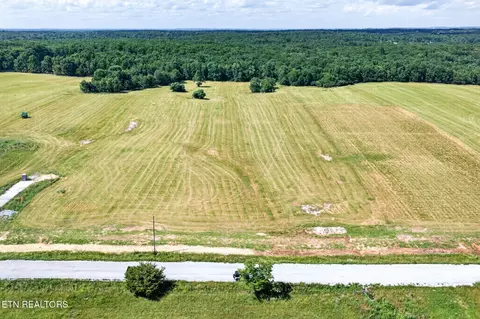 5 Nicholson Dr, Crossville, TN 38572