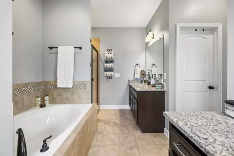 Bath - 205 Amazonway Rdg, Murfreesboro, TN 37130 photo 2 of 6
