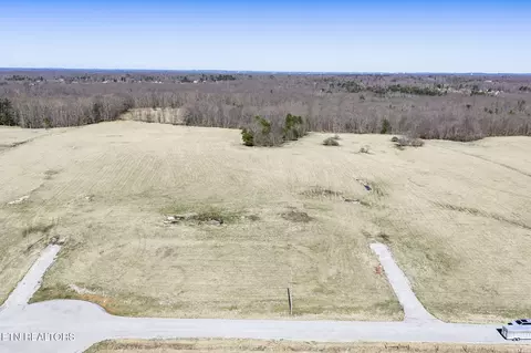 3 Nicholson Dr, Crossville, TN 38572