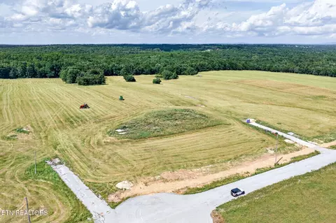 3 Nicholson Dr, Crossville, TN 38572