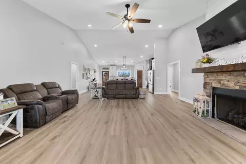 Entry Way - 321 Old Sr 48, Centerville, TN 37033 photo 1 of 9