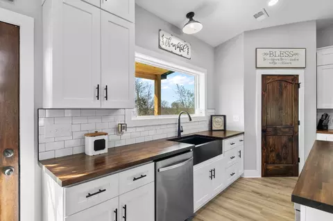 Kitchen - 321 Old Sr 48, Centerville, TN 37033 photo 3 of 6