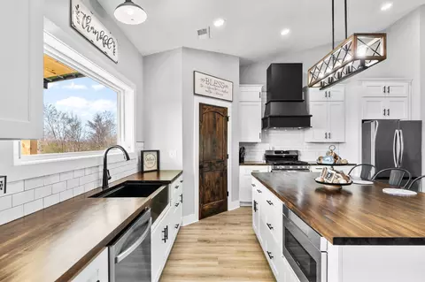 Kitchen - 321 Old Sr 48, Centerville, TN 37033 photo 4 of 6