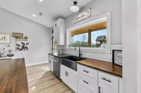 Kitchen - 321 Old Sr 48, Centerville, TN 37033 photo 6 of 6