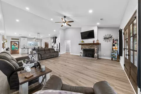 Living - 321 Old Sr 48, Centerville, TN 37033 photo 1 of 1