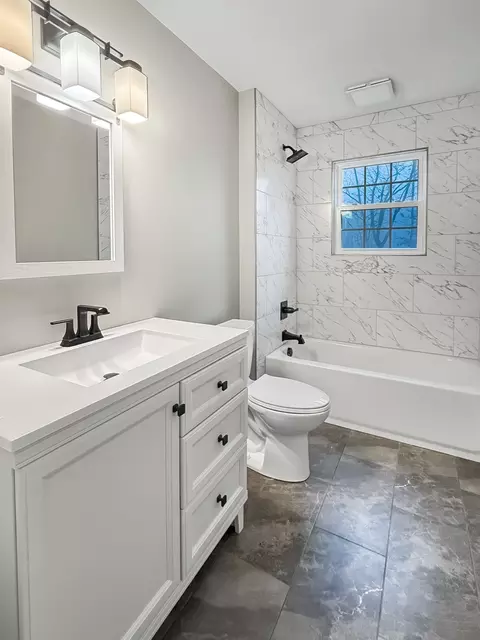Bath - 2420 Eagle Rock Rd, Monteagle, TN 37356 photo 3 of 5