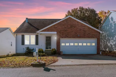 104 Edgehill Ln, Hendersonville, TN 37075